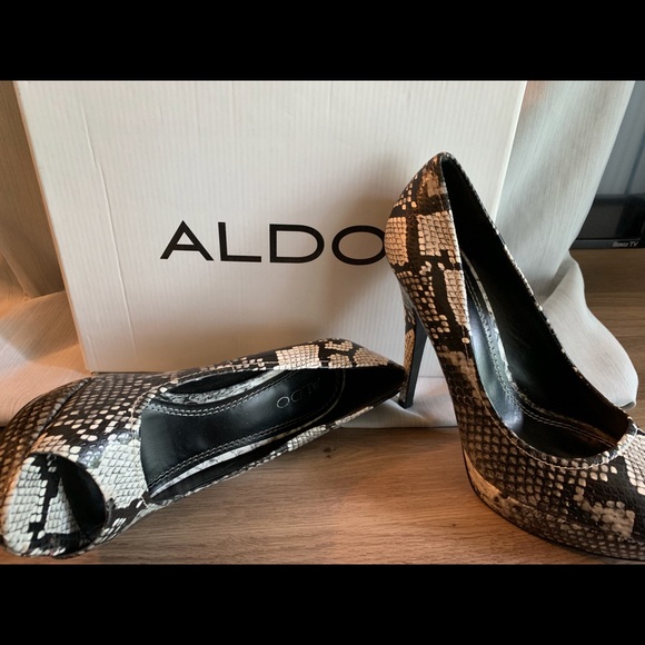 Pumps - Picture 2 of 4